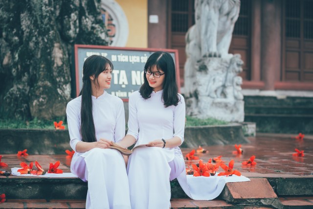 白いアオザイを着たベトナム人女子学生2人